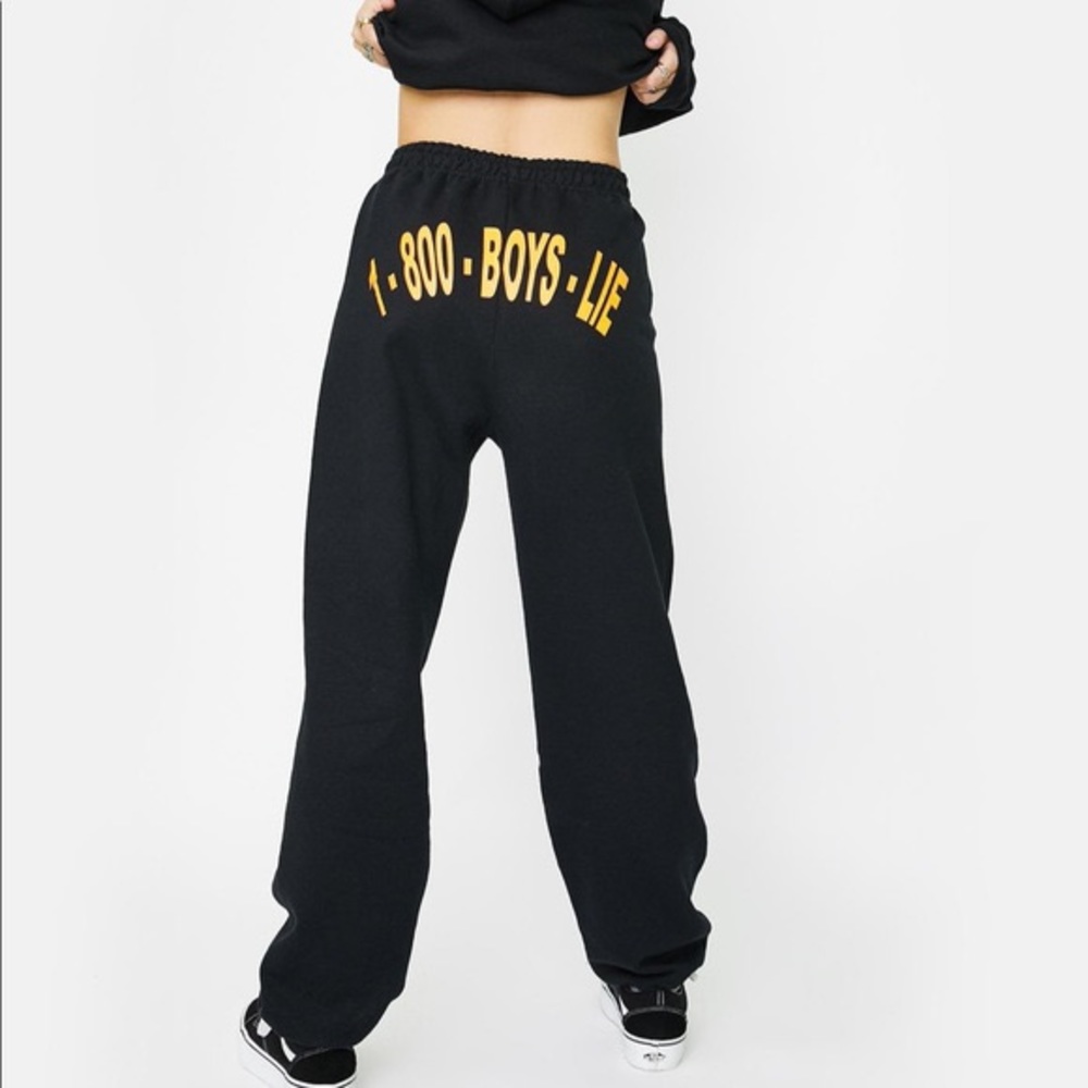 1-800- Boys lie sweatpants. Size medium